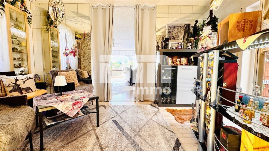 Teilsaniertes Einfamilienhaus mit Anbauten + Nebengebäude auf 1.600 m² Traumgartengrundstück - EG Durchgangszimmer